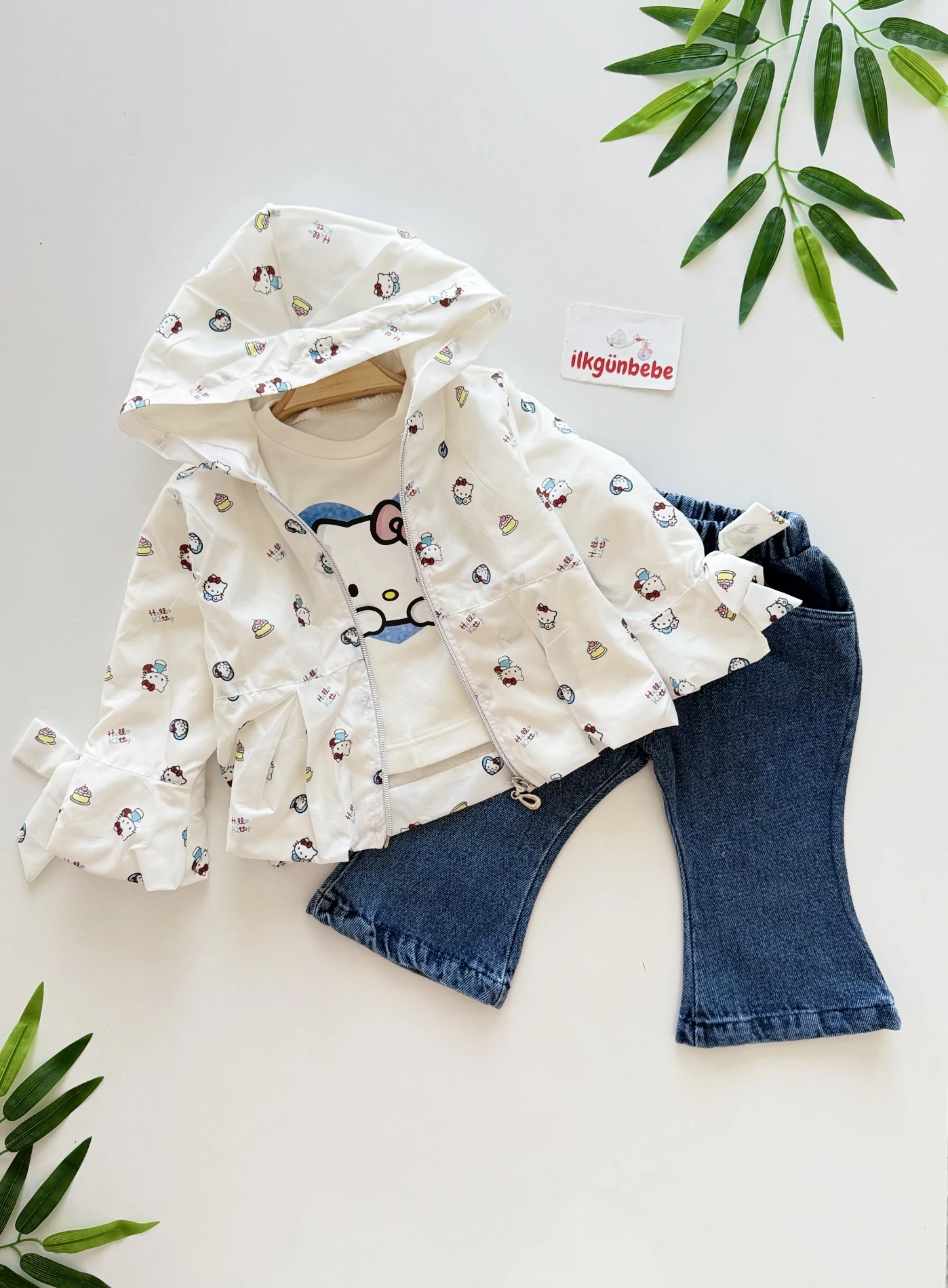 Hello Kitty Fiyonklu Yağmurluk Kot Pantalonlu 3’lü Premium Takım