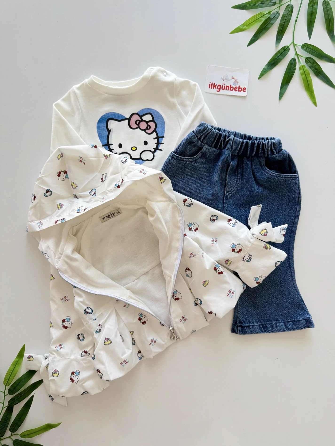 Hello Kitty Fiyonklu Yağmurluk Kot Pantalonlu 3’lü Premium Takım