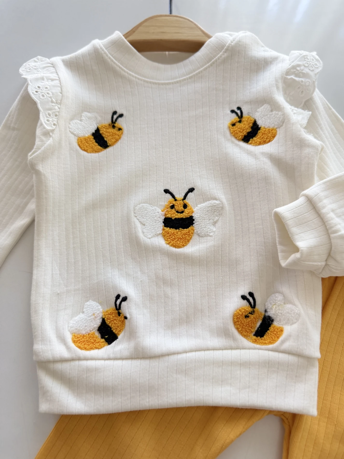 Arı Desenli Yumuşacık Mevsimlik Takım